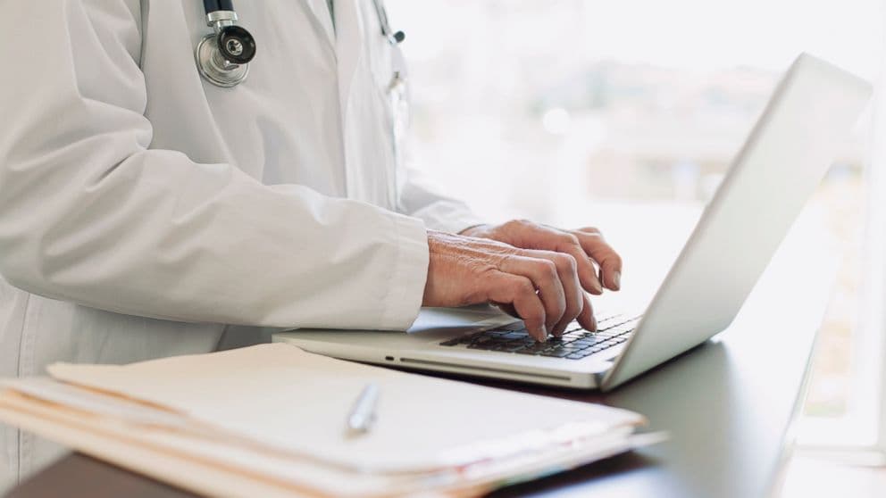 Médecin submergé par la paperasse administrative